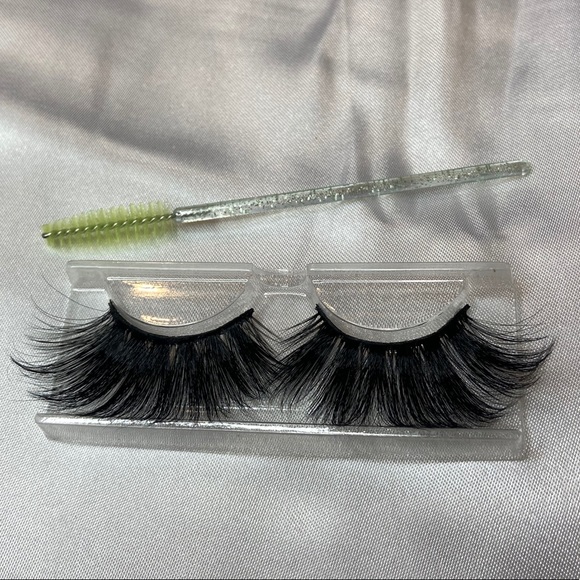 “Sativa” 25mm False Lashes - Picture 1 of 2